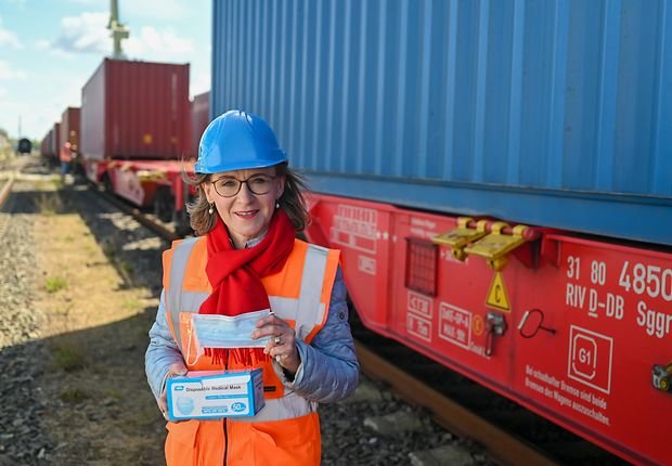 Eisenbahnbrücke Eurasia steht: Millionen Schutzmasken aus China in Deutschland eingetroffen